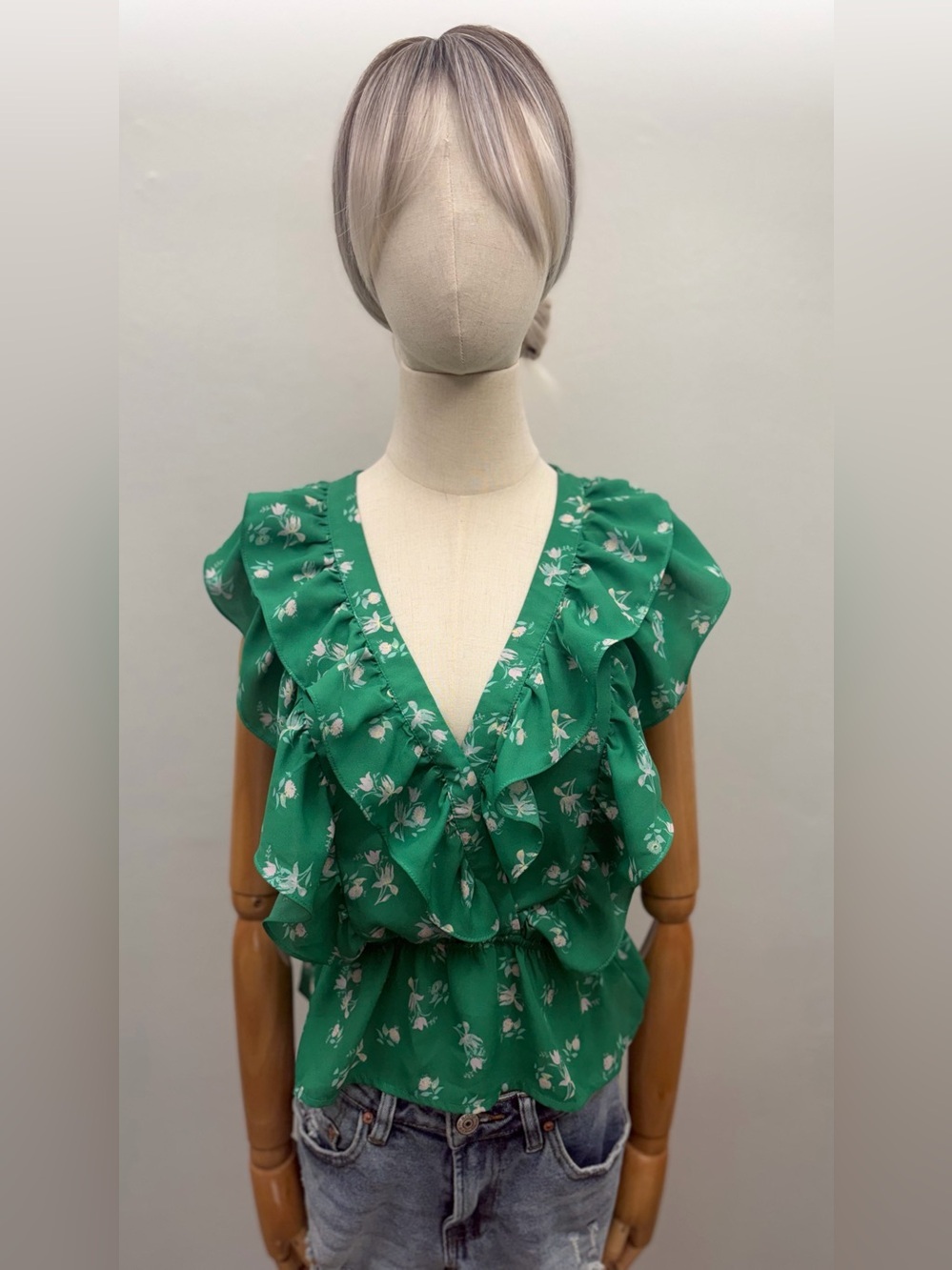 WAYF Floral Ruffle Sleeveless Blouse Green White Peplum Top Women’s Size S